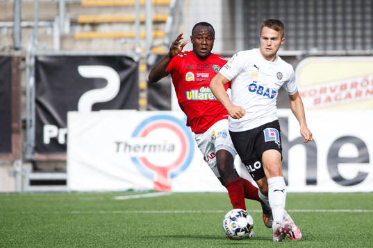 Falkenbergs Nsima Peter och Örebros Benjamin Hjertstrand