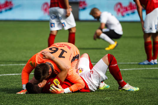 Falkenbergs målvakt Viktor Norling jublar med lagkamraterna