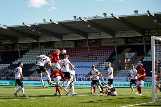 Falkenbergs Marcus Klingenberg Mathisen och Örebros