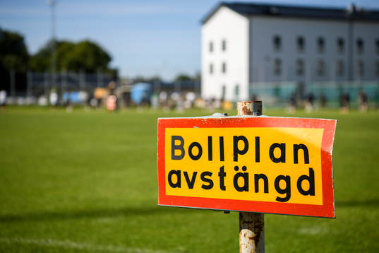 En skylt med texten bollplan avstängd i anslutning till
