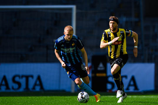Djurgårdens Kalle Holmberg och Häckens Rasmus Lindgren