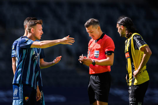 Djurgårdens Fredrik Ulvestad i samtal med Domare Bojan