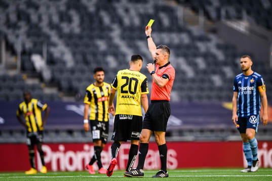 Häckens Ali Youssef får en varning av Domare Bojan Pandzic
