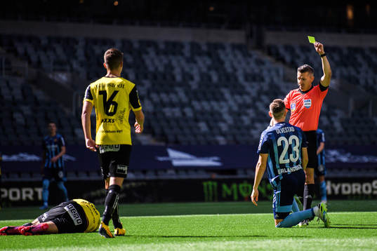 Djurgårdens Fredrik Ulvestad får en varning av Domare