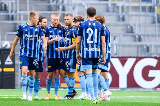Djurgårdens spelare jublar med Kalle Holmberg