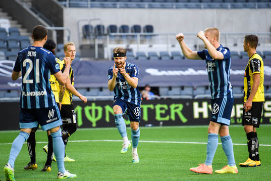 Djurgårdens Jacob Une Larsson och Kalle Holmberg jublar