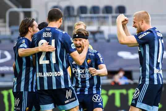 Djurgårdens Jacob Une Larsson och Kalle Holmberg jublar