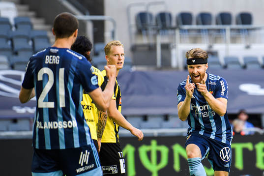 Djurgårdens Jacob Une Larsson jublar med Erik Berg