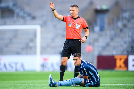 Domare Bojan Pandzic och Djurgårdens Haris Radetinac