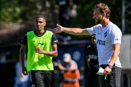 s Paulos Abraham och AIK:s tränare Bartosz Grzelak