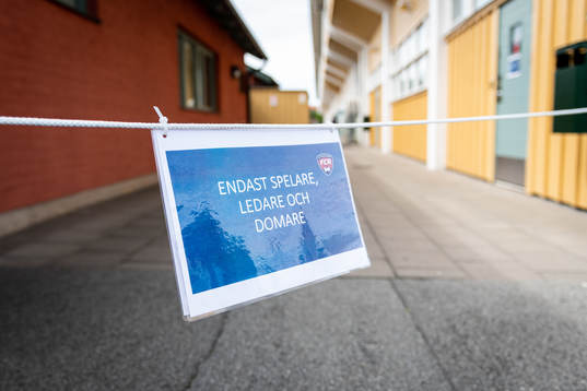 Skylt mellan klubbstugan och läktaren på Malmö IP