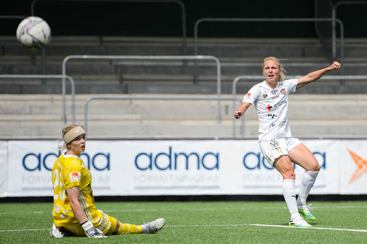 Rosengårds Mimmi Larsson gör 2-0 bakom Piteås målvakt