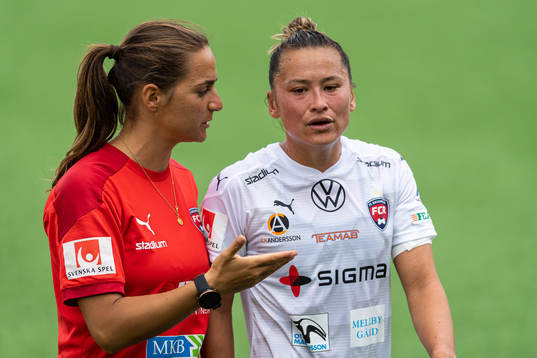 Rosengårds assisterande tränare Elena Sadiku i samtal med
