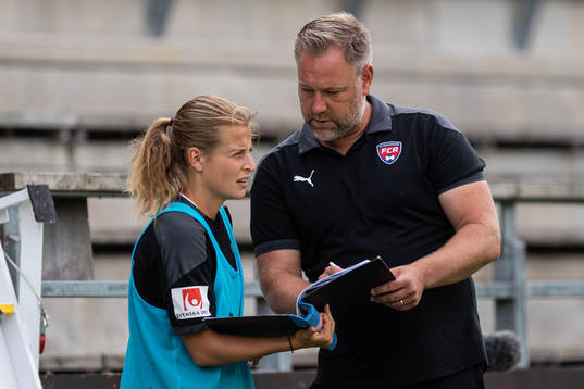 Rosengårds Anna Anvegård instrueras av assisterande