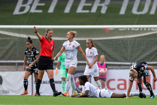 Rosengårds Sanne Troelsgaard och domare Lovisa Johansson