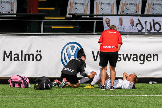 Rosengårds Johanna Rytting Kaneryd har ont och får vård