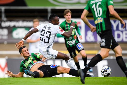 Varbergs Astrit Selmani och Östersunds Sam Mensiro