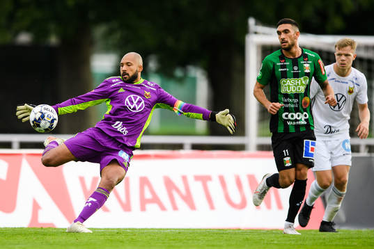 Östersunds målvakt Aly Keita och Varbergs Daniel Krezic