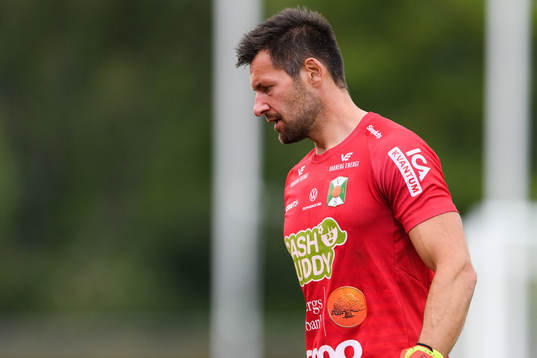 Varbergs målvakt Stojan Lukic deppar