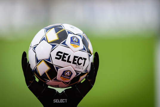 Officiella matchbollen före fotbollsmatchen i Allsvenskan