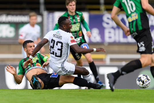 Varbergs Astrit Selmani och Östersunds Sam Mensiro