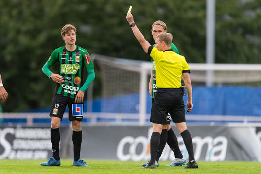 Varbergs Gustav Norlin får gult kort av domare Fredrik