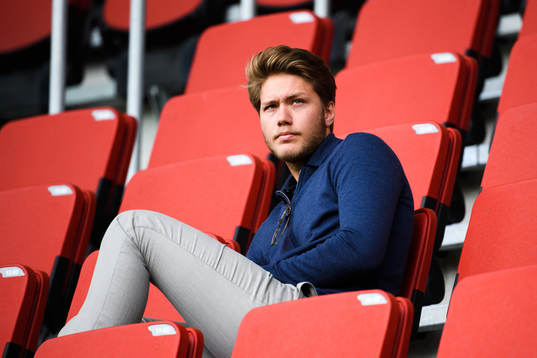 Helsingborgs målvakt Kalle Joelsson på läktaren