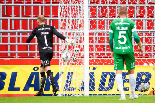 Hammarbys målvakt David Ousted reagerar