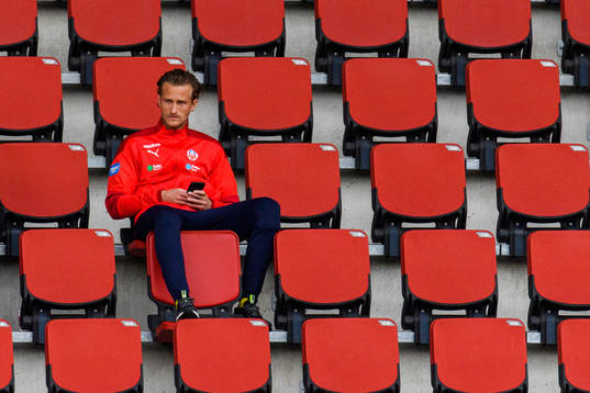 Helsingborgs målvakt Anders Lindegaard på läktaren