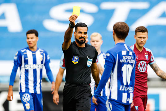 IFK Göteborgs Patrik Karlsson Lagemyr får en varning av