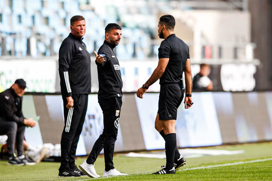 IFK Göteborgs tränare Poya Asbaghi och domare Mohammed