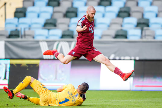 Malmö FFs Jo Inge Berget och IFK Göteborgs målvakt