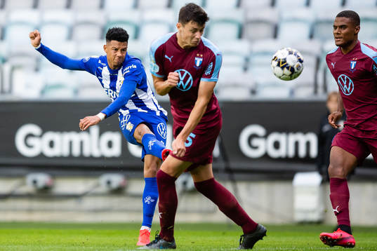 IFK Göteborgs Tobias Sana skjuter ett skott