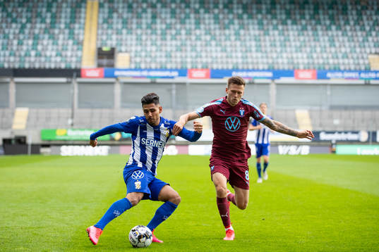 IFK Göteborgs Hosam Aiesh och Malmö FFs Arnór Traustason