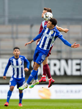 Malmö FFs Arnór Traustason i nickduell mot IFK Göteborgs