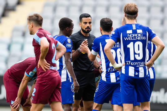 Domare Mohammed Al-Hakim pratar med IFK Göteborgs André