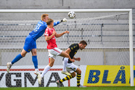 s målvakt Jacob Haugaard och Karol Mets