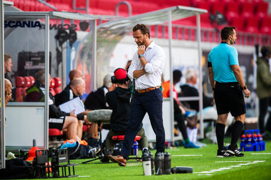 s tränare Bartosz Grzelak deppar