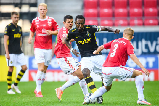 s Henok Goitom i en kamp mot Kalmars Sebastian Ring och