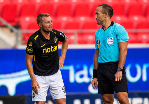 s Sebastian Larsson samtalar med Domare Kaspar Sjöberg
