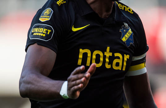 Unibets och Allsvenskans logotyp på en matchtröja