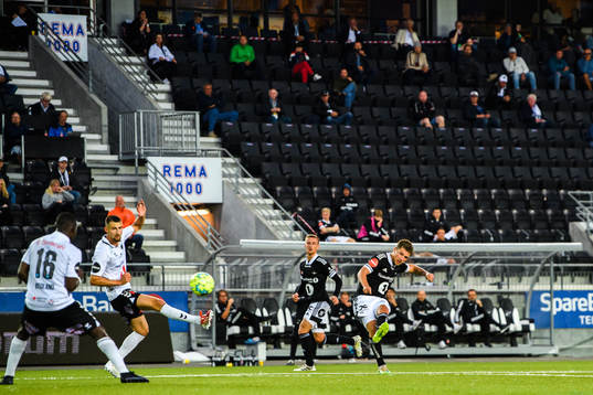 Carlo Holse of Rosenborg scores the 2-1 goal