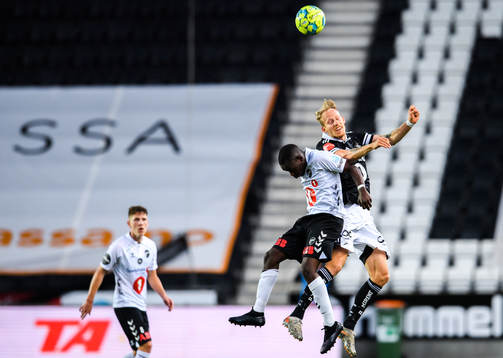 Joshua Kitolano of Odd and Gjermund Åsen of Rosenborg