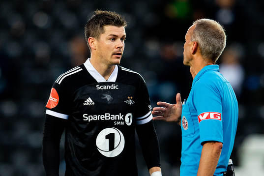 Pål André Helland of Rosenborg talks to Tommy Skjerven,