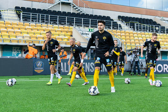 Elfsborgs spelare med Deniz Hümmet i täten kommer in till