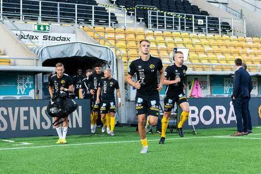 Elfsborgs spelare med Leo Väisänen i täten kommer in