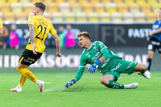 Sirius målvakt Lukas Jonsson ser Elfsborgs Rasmus Alm