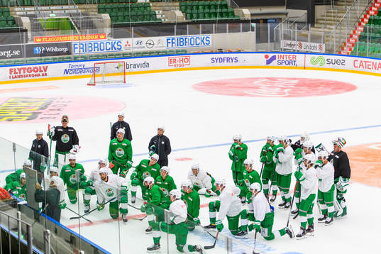 Spelarna samlas framför tränare Cam Abbott