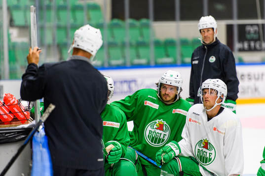 Dennis Everberg och Simon Ryfors lyssnar på tränare Cam