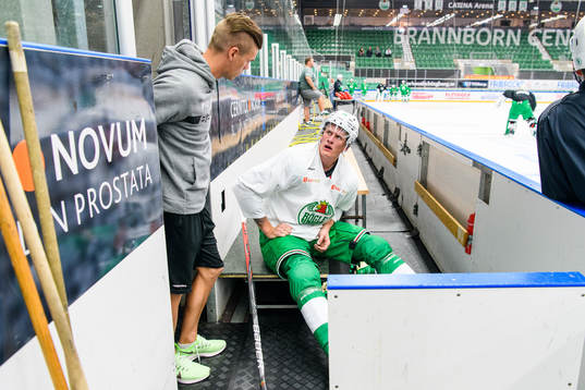 Adam Edström har ont